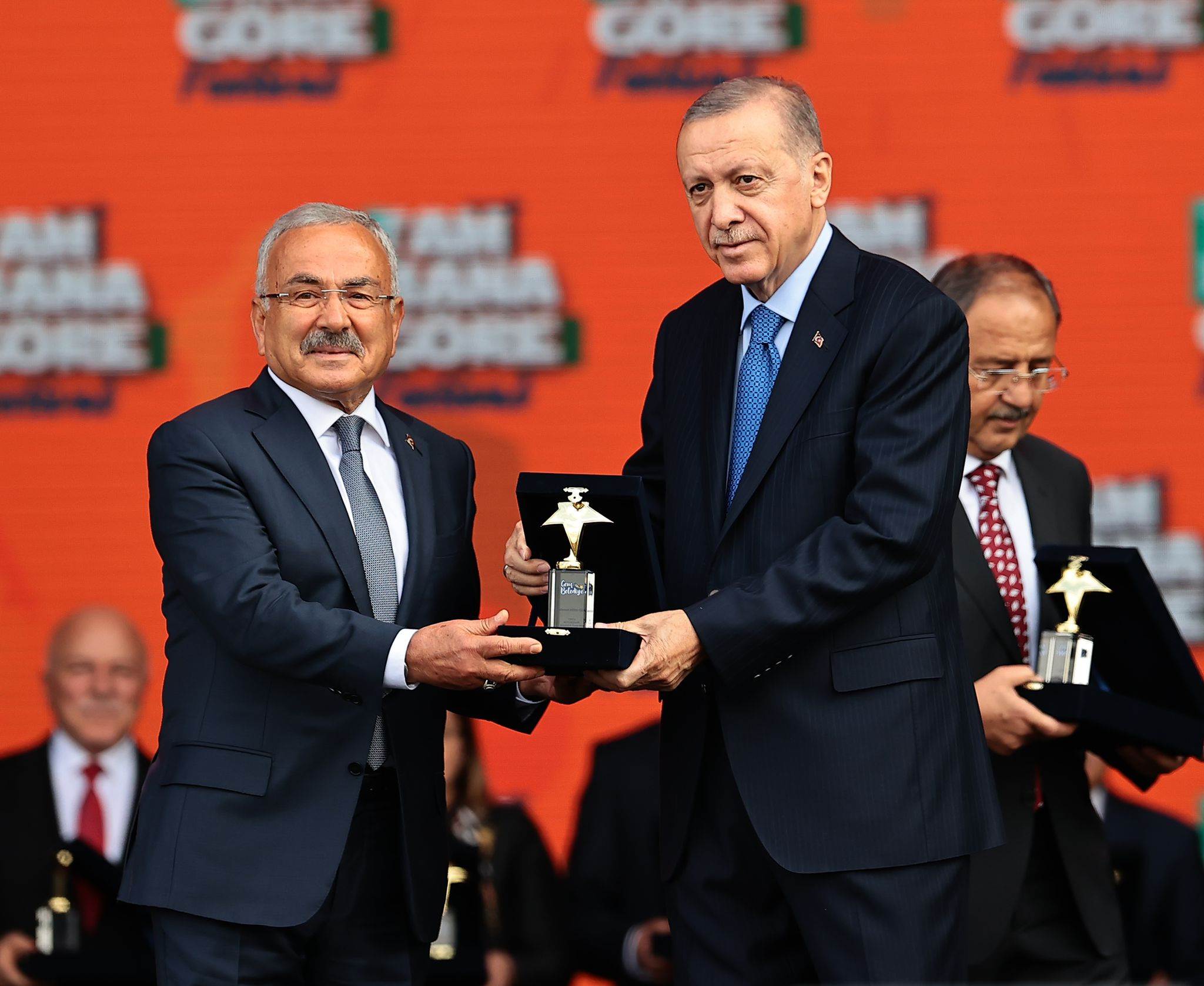 CUMHURBAŞKANI ERDOĞAN’DAN BAŞKAN GÜLER’E “GENÇLİK ÖDÜLÜ”